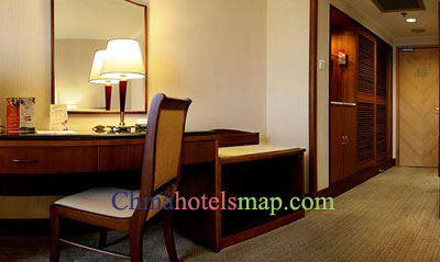 Shanghai-Ramada-Pudong-Airport-Hotel-guestroom-1b