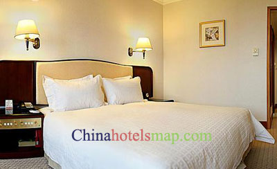 Shanghai-Ramada-Pudong-Airport-Hotel-guestroom-2b
