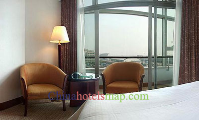 Shanghai-Ramada-Pudong-Airport-Hotel-guestroom-3b